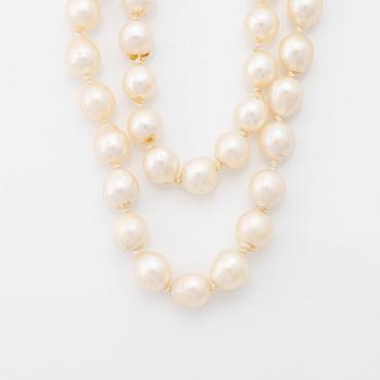 Two strand cultured pearl necklace, clasp silver with with mabé pearl.