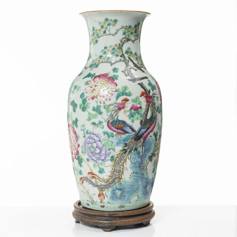 A Chinese famille rose porcelain 'phoenix' vase, late Qing dynasty / early 20th century.