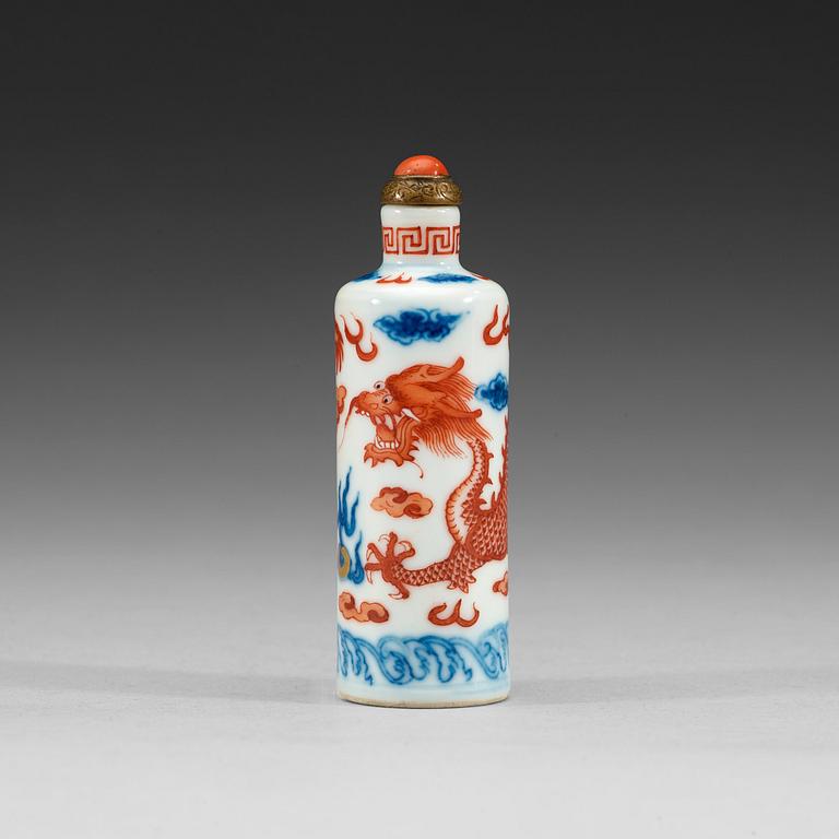 SNUSFLASKA, porslin. Qingdynastin, Guangxu sex karaktärers märke och period (1875-1908).