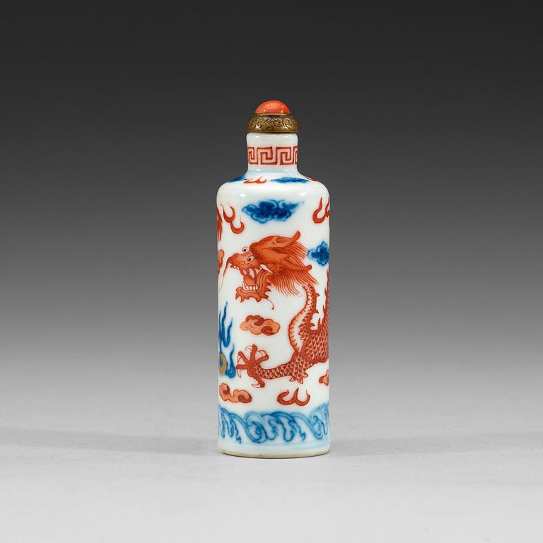 A porcelain snuff bottle, Qing dynasty, with Guangxu six-character mark and of the period (1875-1908).