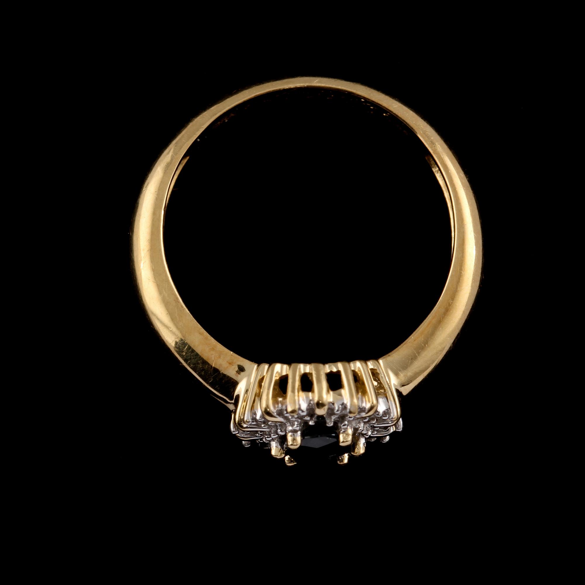 RING, 18k guld med fasettslipad blå safir och åttkantslipade diamanter, totalt 0.05 ct. Vikt 4 g.