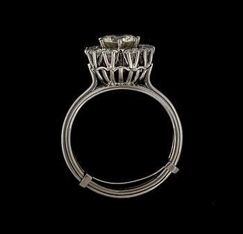 RING, guld 18 k, briljantslipad diamant ca 1,50 ct, samt 10 mindre briljanter, 0,6 ct. Vikt ca 6 g.
