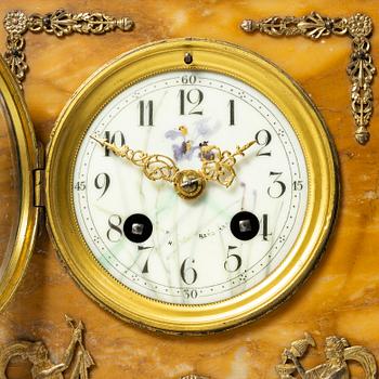 Bordsgarnityr, 3 delar, 1900-talets början. Empirestil.