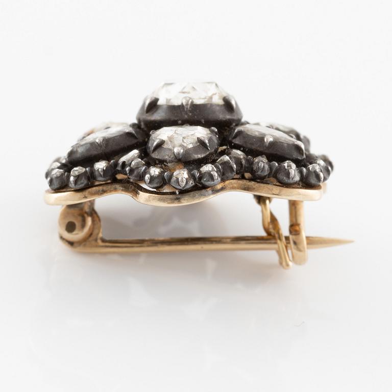 Brosch, silver med rosenslipade diamanter.