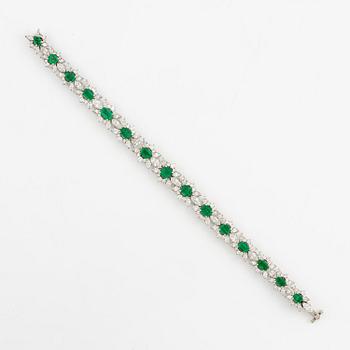 600. A bracelet in 18K white gold with step-cut emeralds and round and navette-shaped brilliant-cut diamonds.