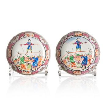 1167. A pair of famille rose dishes with entertainers, Qing dynasty, Qianlong (1736-95).