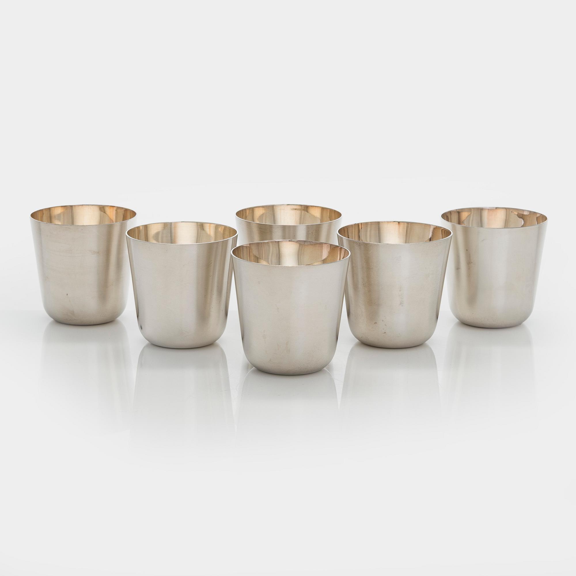 A silver punch bowl with ladle and six beakers, Auran Kultaseppä, Turku 1975-76. In original wooden box.