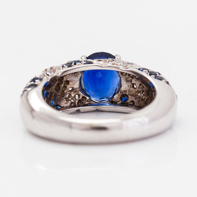 An 18K white gold ring, with diamonds totalling approximately 0.22 ct and sapphires.