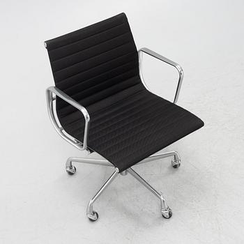 Charles & Ray Eames, skrivbordsstol, "EA 335", Herman Miller 1997.