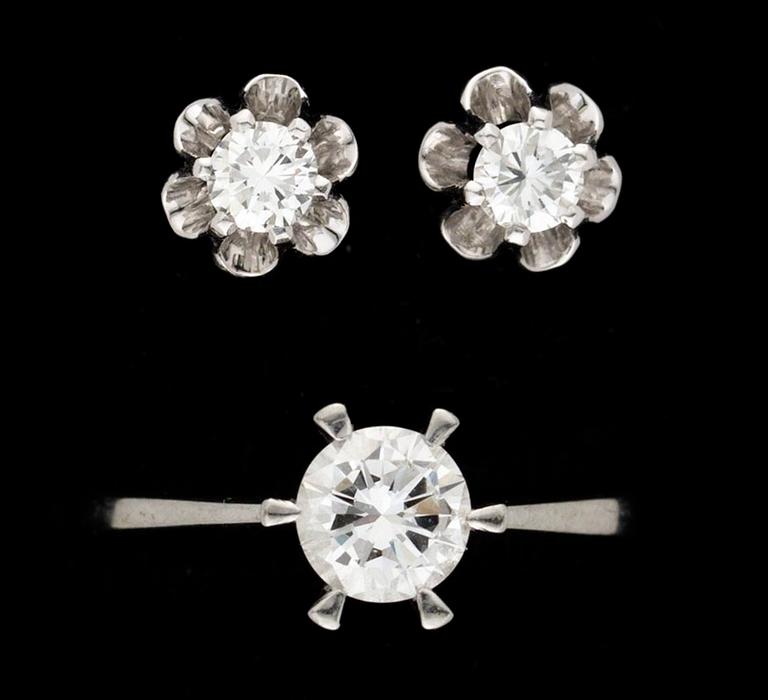 RING och ÖRHÄNGEN med briljantslipade diamanter.