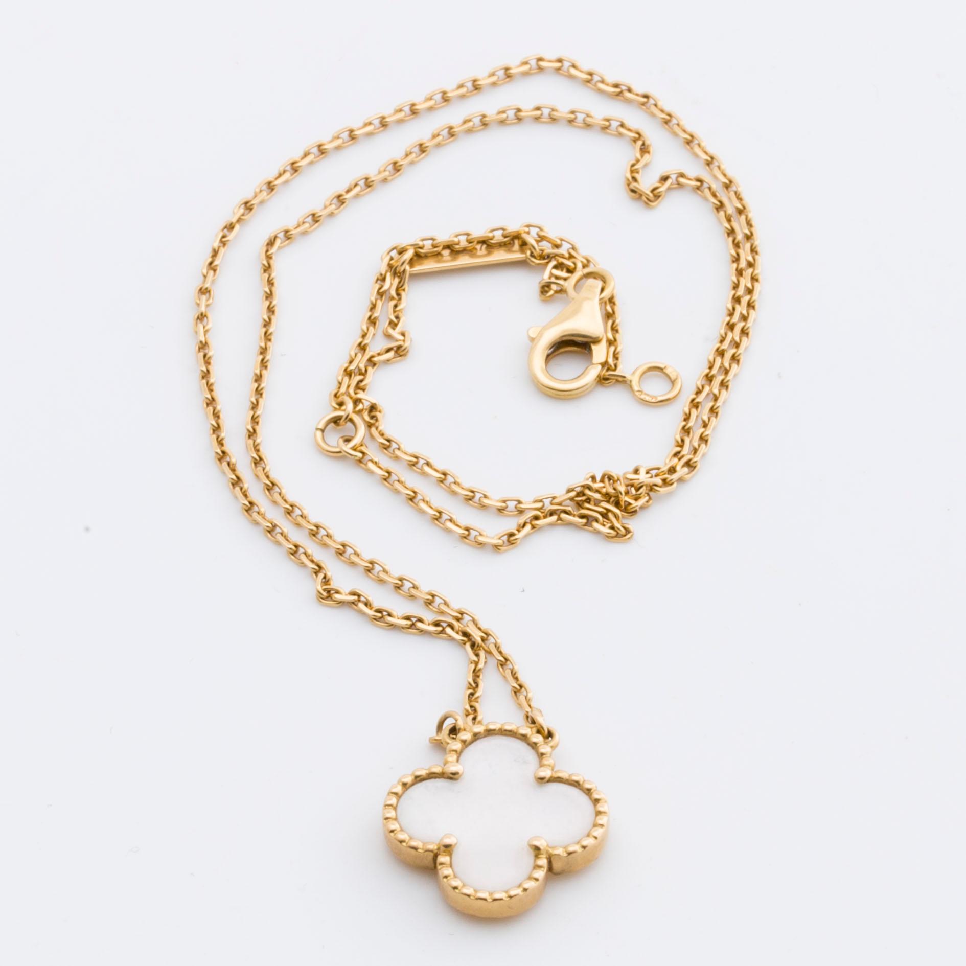 van CLEEF & ARPELS HALSBAND 18K guld m pärlemor "Alhambra" collection, original etui och certifikat.