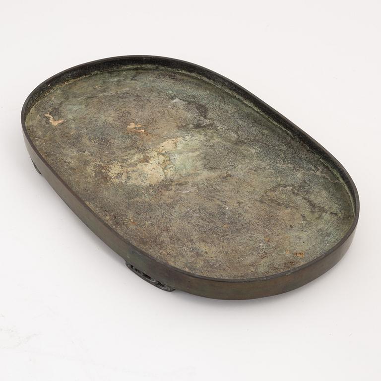 A Japanese bronze tray, Meiji period (1868-1912).