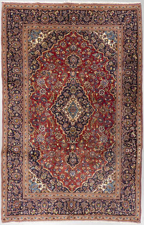 A carpet, Kashan, ca 306 x 198 cm.