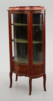 VITRINSKÅP, rokokostil, 1900-talets andra hälft.
