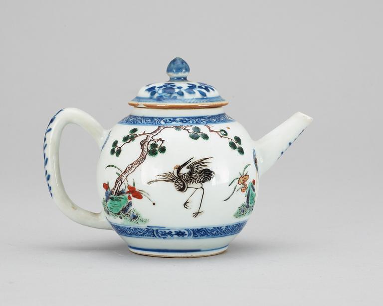 TEKANNA med LOCK, porslin. Qing dynastin. Qianlong (1736-95).