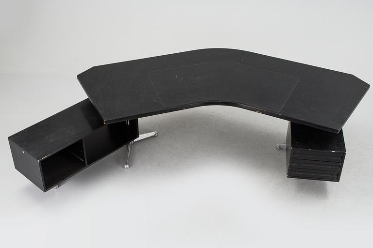 A "Teclino" desk by Osvaldo Borsani for Tecno, Italy.