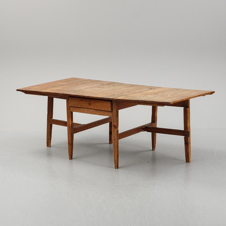 A pine gate-leg table, 19th Century.