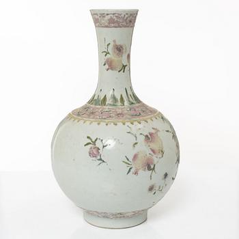 A Chinese famille rose porcelain vase, 19/20th century.