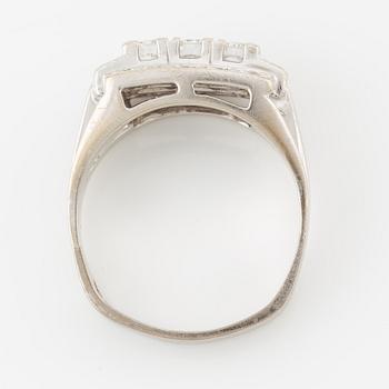 Ring, 18K white gold with brilliant-cut diamonds.