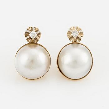 Earrings, a pair, 18K gold with mabé pearls and brilliant-cut diamonds.