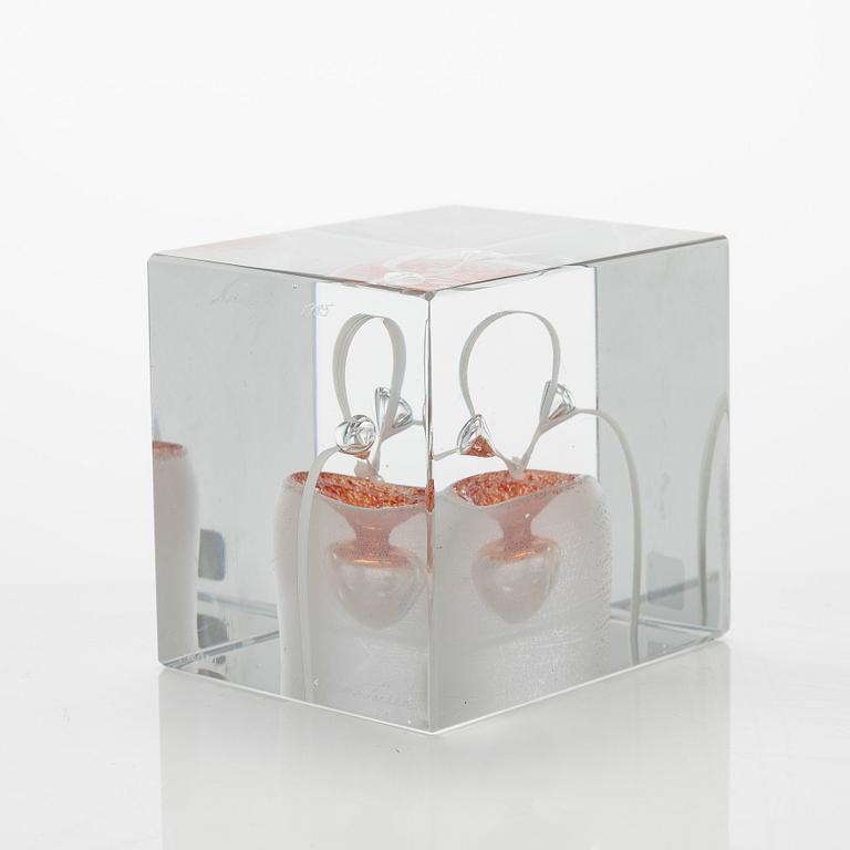 Oiva Toikka, årskub, signerad Oiva Toikka, Nuutajärvi 1985, numrerad 668/2000.