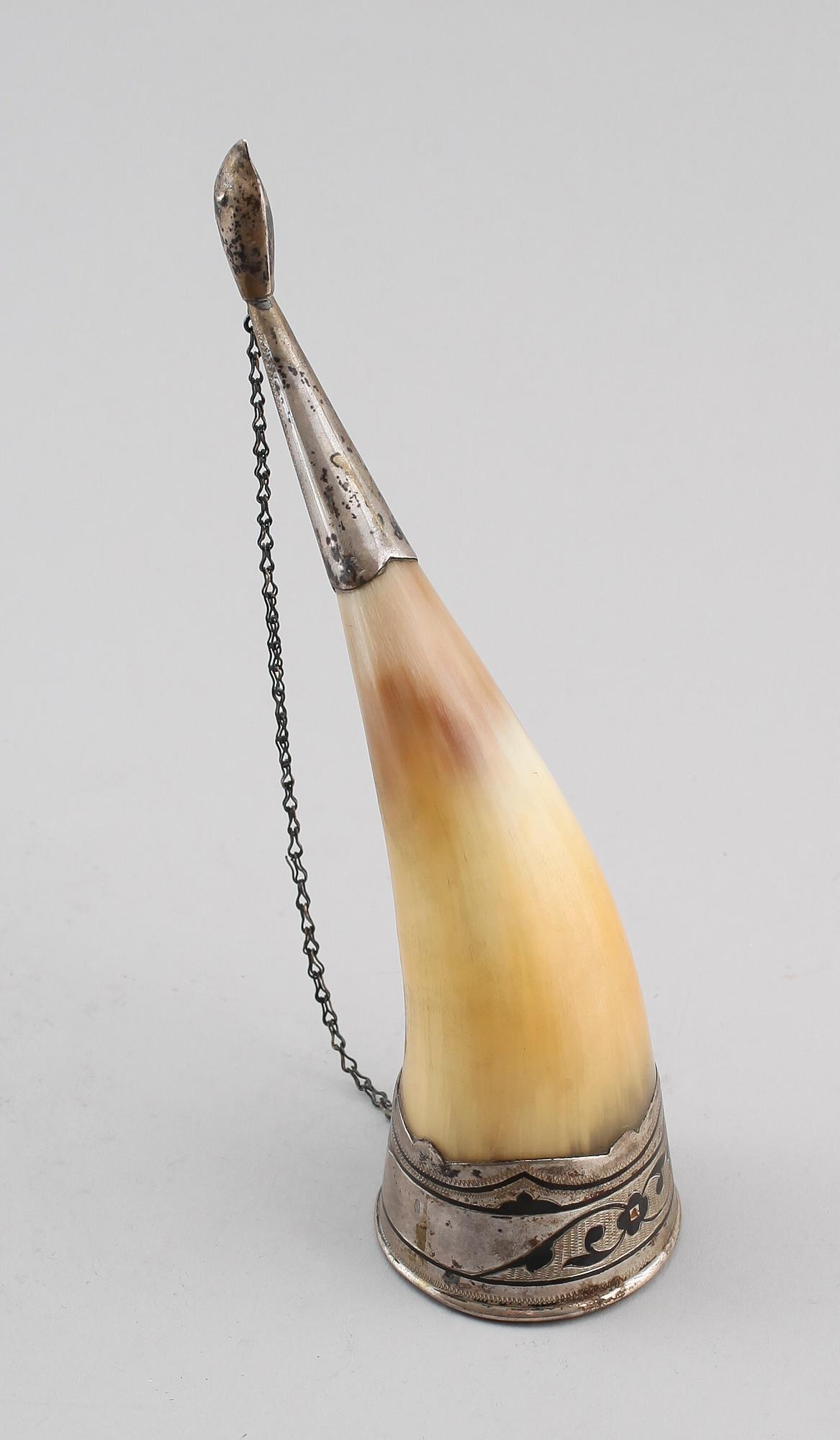 DRYCKESHORN, med silverbeslag, Ryssland, omkring år 1900.