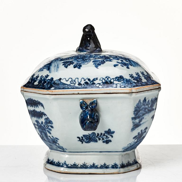 A blue and white tureen with cover and stand, Qing dynasty, Qianlong (1736-95).