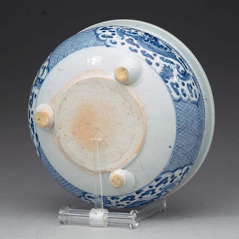 A blue and white censer/flower pot, Qing dynasty, early 18th Century.