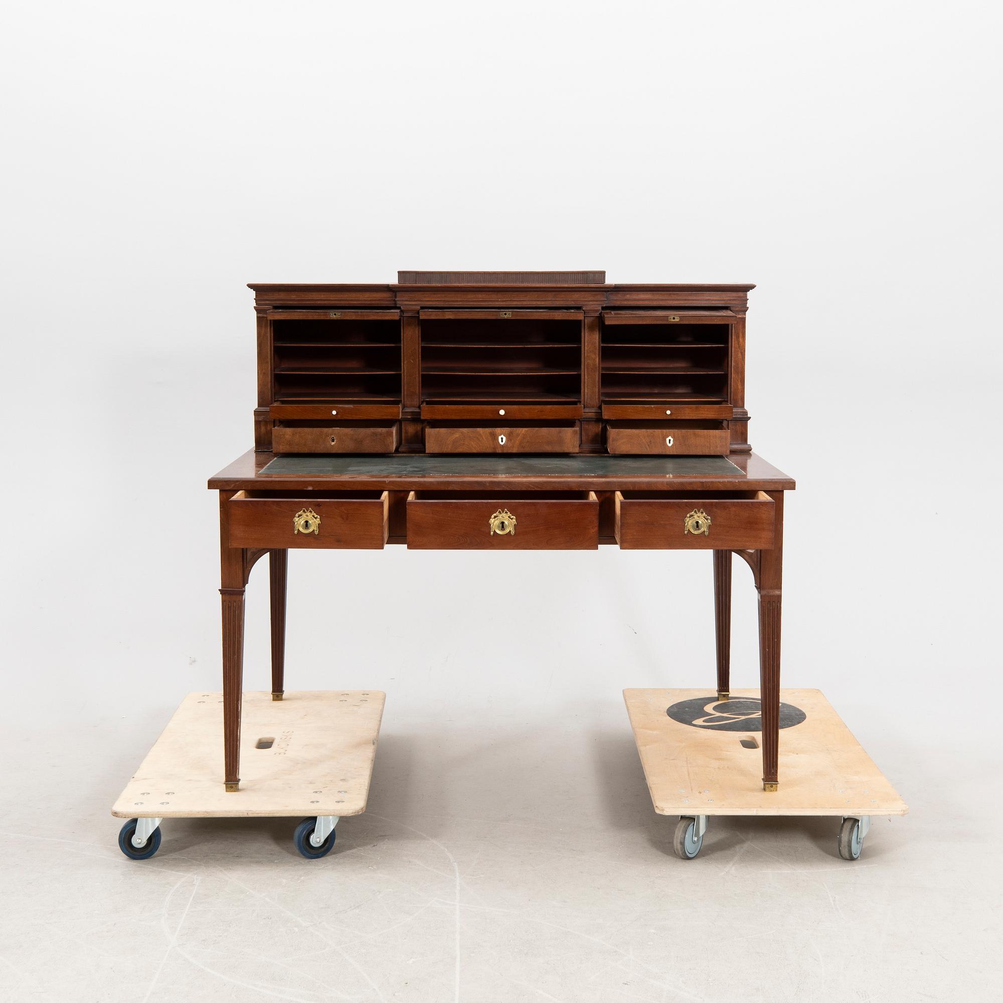 Skrivbord med uppsats gustaviansk stil omkring 1900.