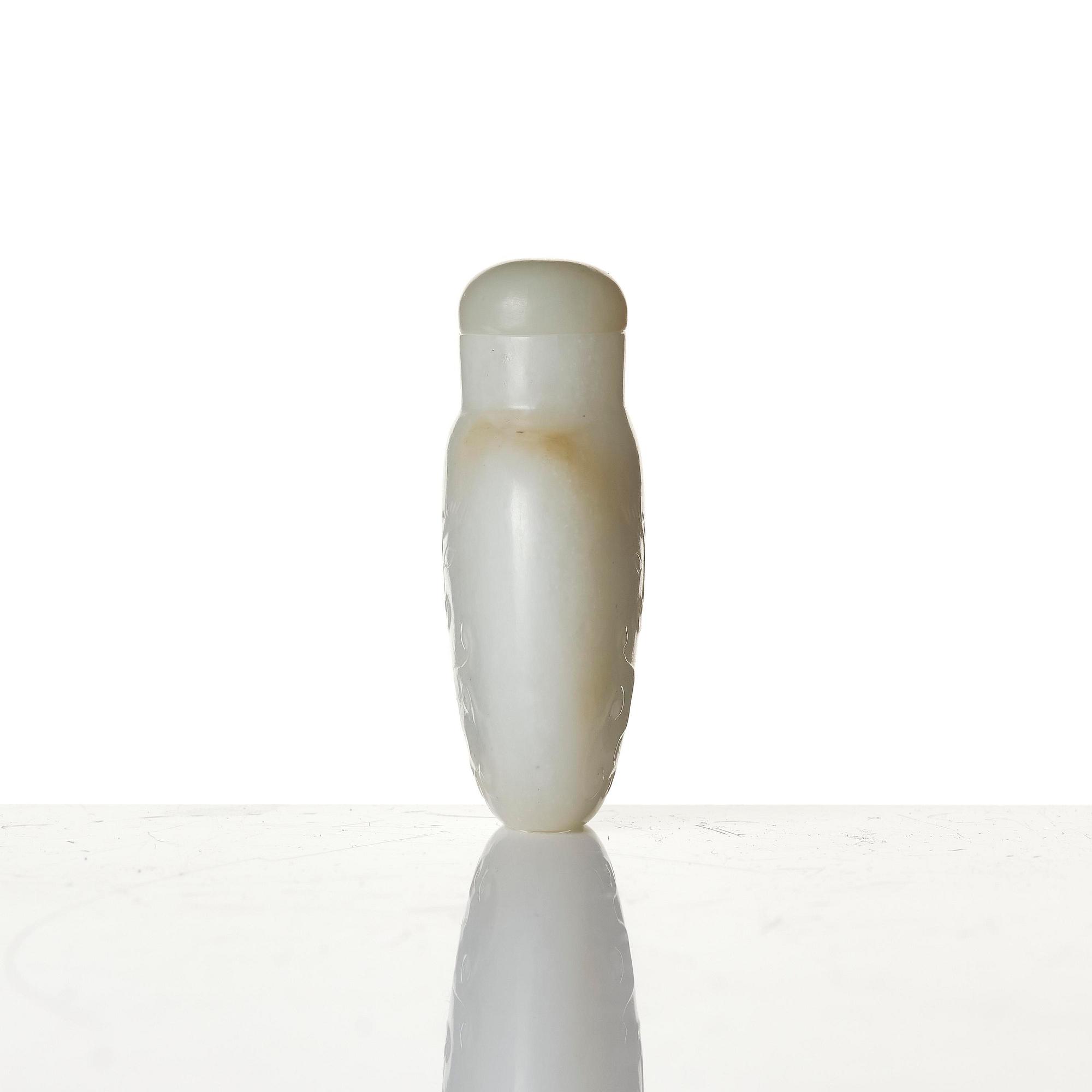 A white nephrite snuff bottle with stopper, Qing dynasty (1644-1912).