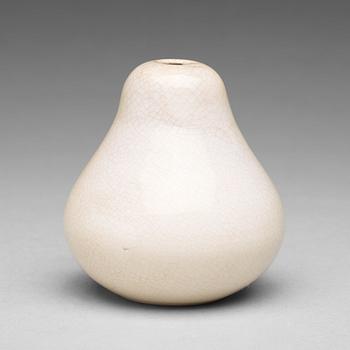 772. A small white ge glazed pear shaped vase/water pot, Qing dynasty, Kangxi (1662-1722).