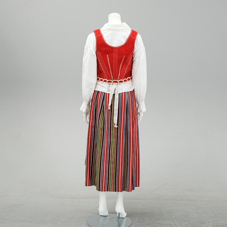 Folkdräkt, Östra Härad, 1900-talets andra hälft. Omkring storlek 38.