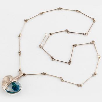 HÄNGSMYCKE, silver och akryl. "Rymdäppel", Björn Weckström Lapponia 1977.