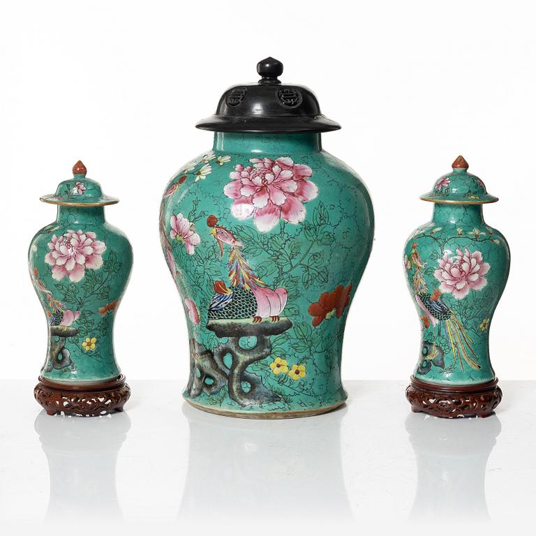 A three-piece garniture, Qing dynasty, 19th century.