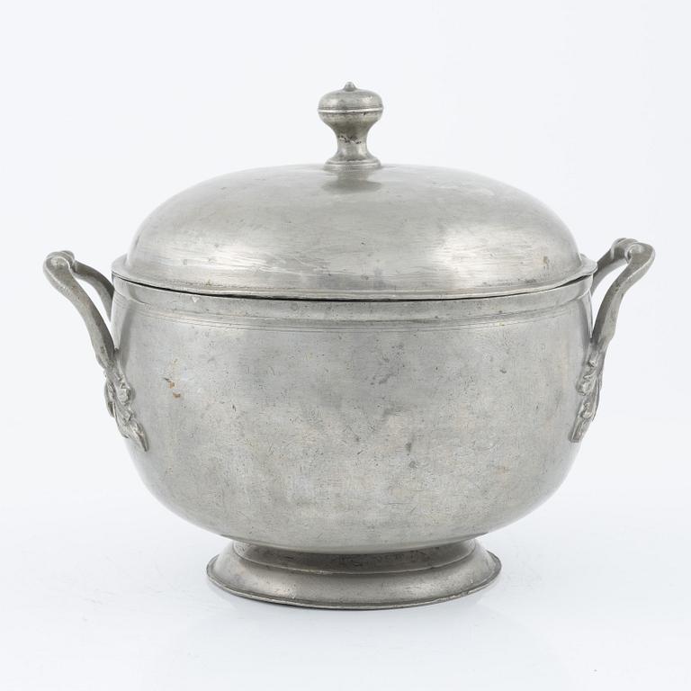 A Swedish 19th century pewter tureen, mark of Johan Fredrik Gellerstedt, Härnösand 1834.