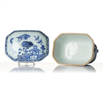 A Chinese blue and white porcelain service, 16 pieces, Qing dynasty, Qianlong (1736-95).