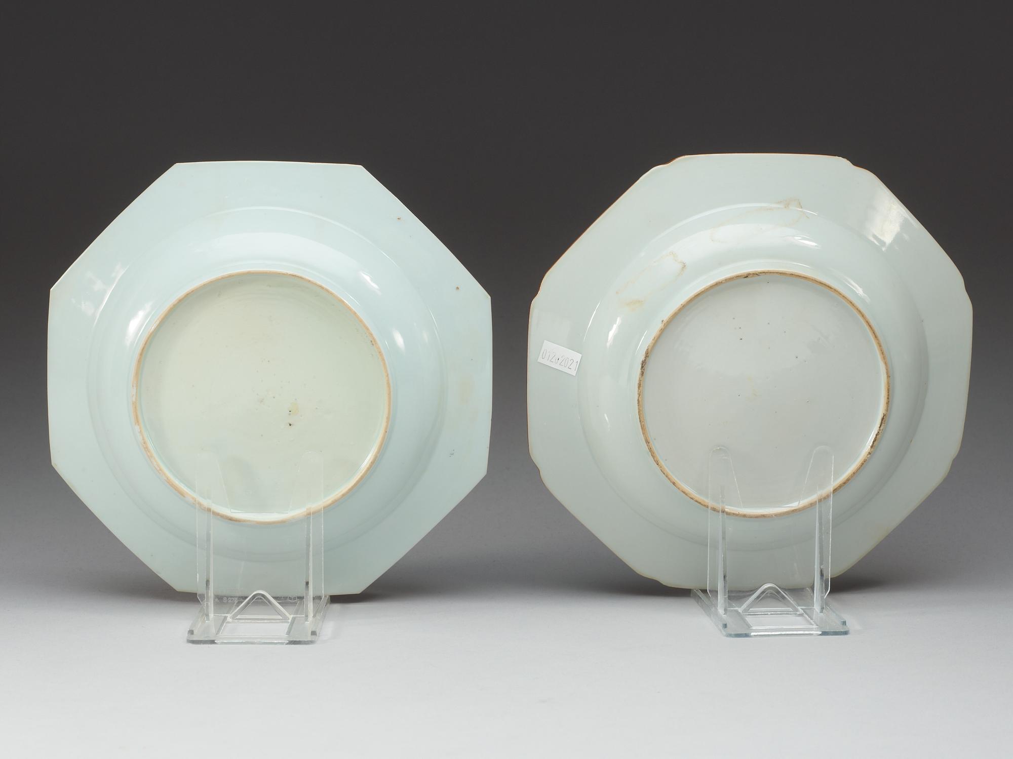 TALLRIKAR, sju stycken (5+2), kompaniporslin. Qing dynastin, Qianlong (1736-95).