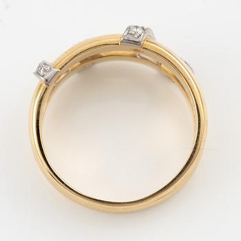 Ring, Engelbert, 18K guld med briljantslipade diamanter 0.24 ct totalt ingraverat, Stockholm 1996.