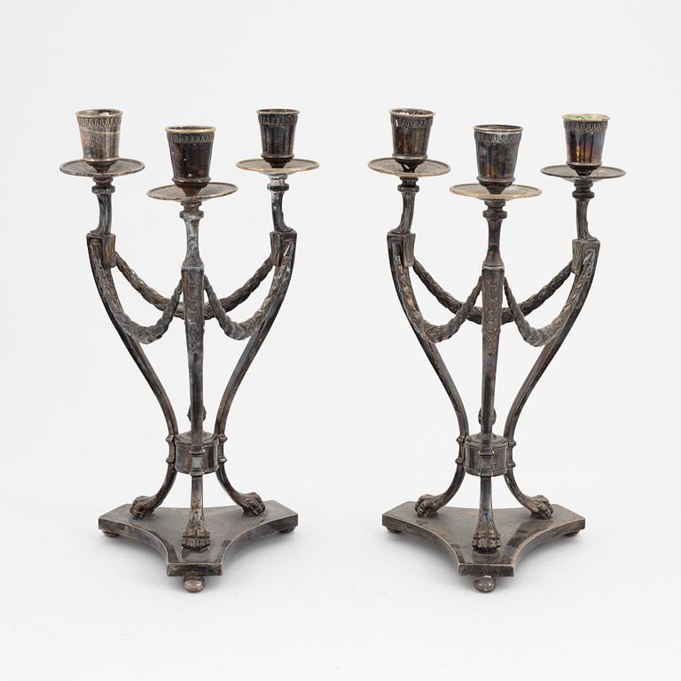 Kandelabrar, ett par, nysilver, sengustaviansk stil, omkring år 1900.