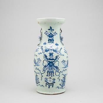 A Chinese porcelain vase, Qing dynasty, 19th century.