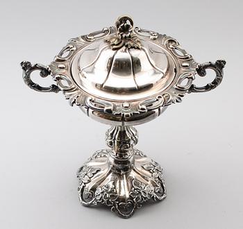 STRÖSOCKERSKÅL, nysilver, nyrokoko, stämplad A.W Möller, 1800-talets andra hälft.