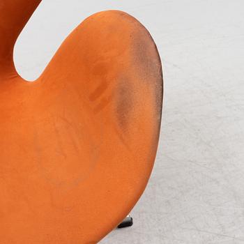 A 'Swan' swivel lounge chair by Arne Jacobsen, designed 1958.
