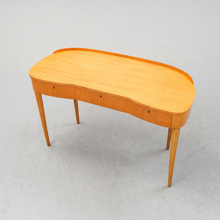 A mid 20th Century dressing table.