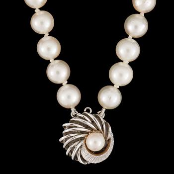 PÄRLCOLLIER, odlade pärlor, silverlås.