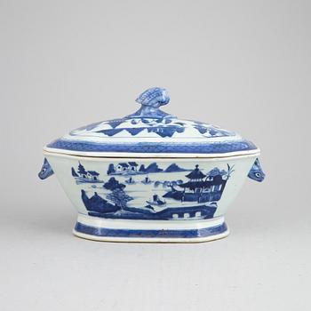 A blue and white tureen with cover, Qing dynasty, Qianlong (1736-95).