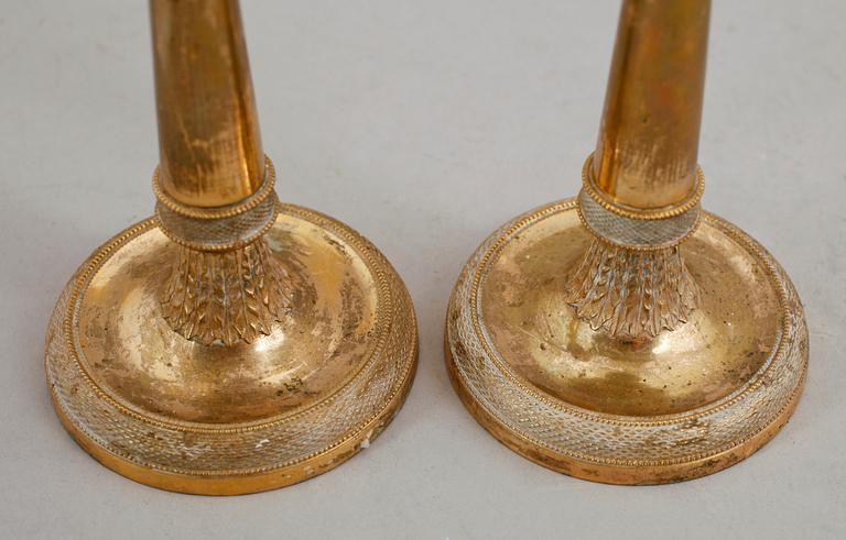 LJUSSTAKAR, 1 par, förgylld brons, senempire, 1800-talets första hälft.