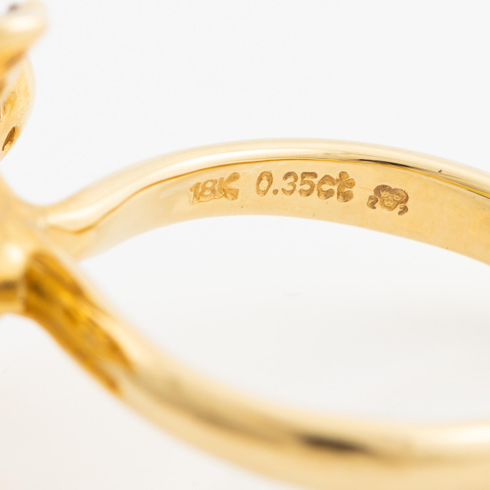 Ring i form av en blomma 18K guld med runda briljantslipade diamanter.