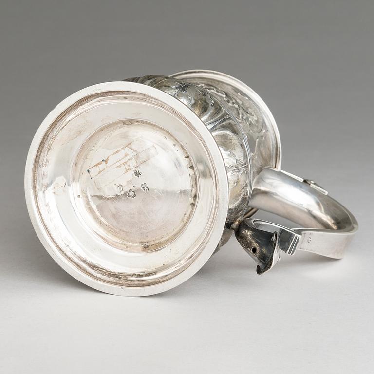 JOHN EDWARDS II, DRYCKESKANNA, sterling silver, London 1755.