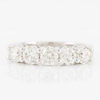 Half eternity ring in 18K white gold set with brilliant-cut diamonds.