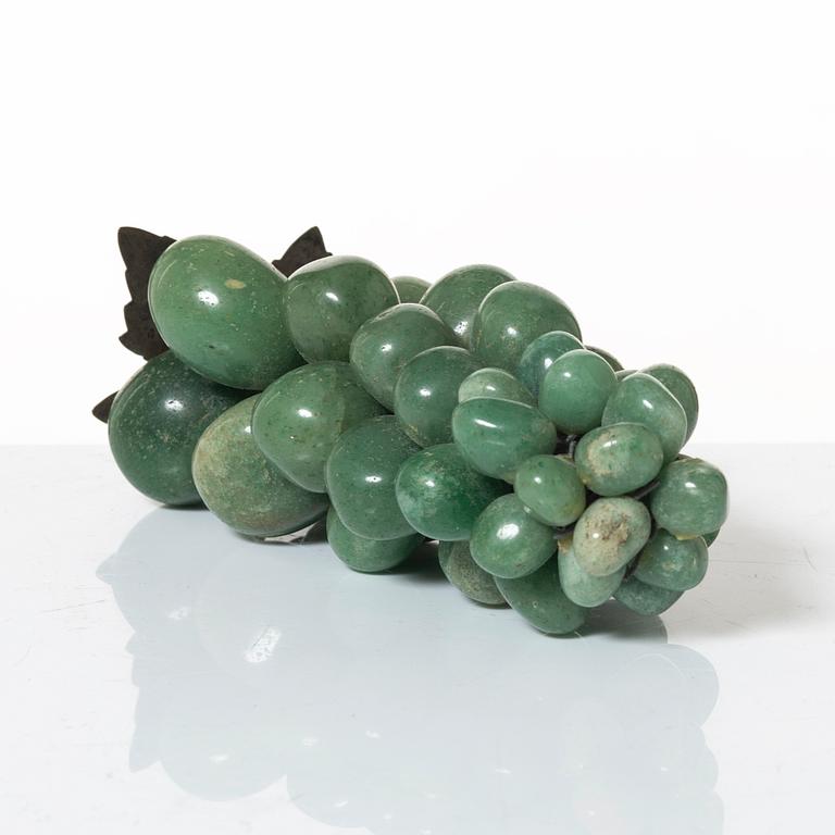 Bordsdekorationer i form av druvklasar, 2 st, 1900-talets mitt.